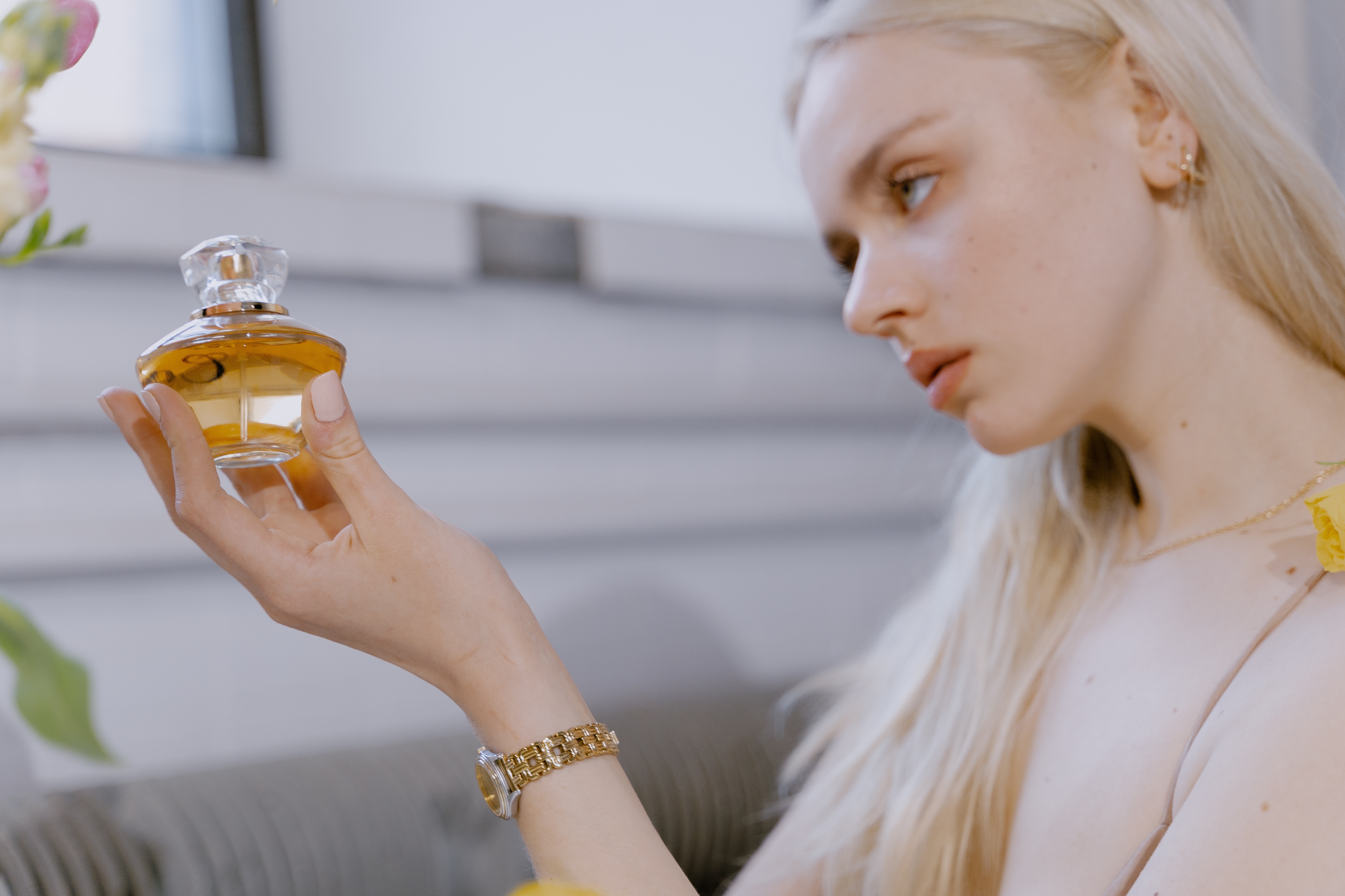 mujer eligiendo perfume
