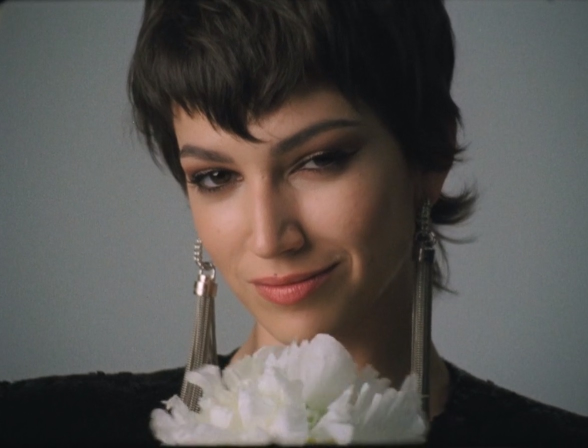 Úrsula Corberó y el encanto de LOEWE 