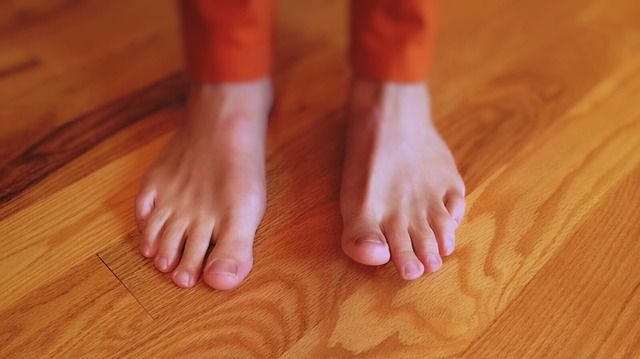 Por qué huelen los pies y cómo evitarlo